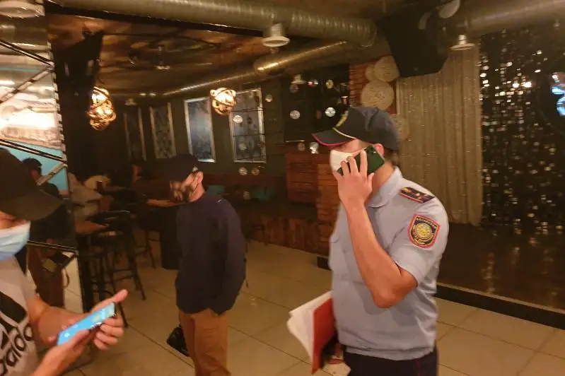 Пятерых подростков обнаружили ночью в кафе в Нур-Султане