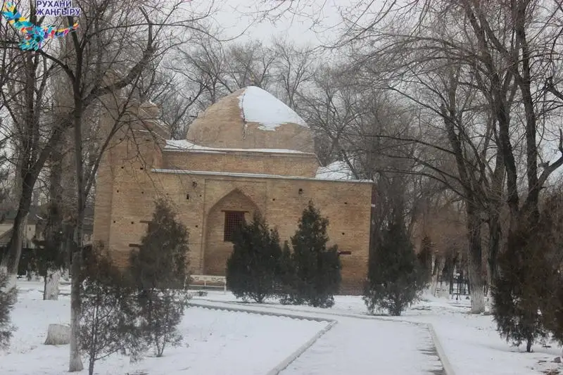 Сквер возле мавзолея Карахана приводят в порядок в Таразе