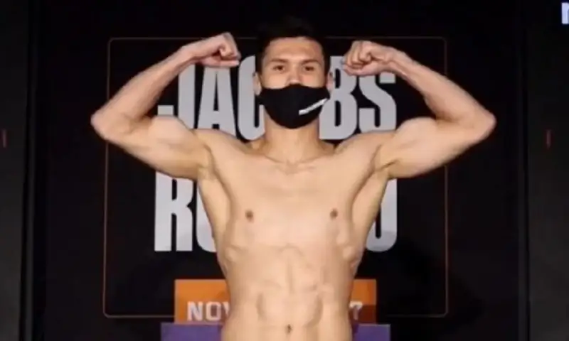 Данияр Елеусинов прошел взвешивание перед боем за титул IBF