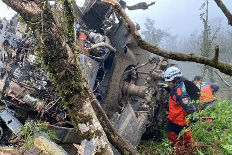 Восемь человек погибли в результате крушения вертолета на Тайване