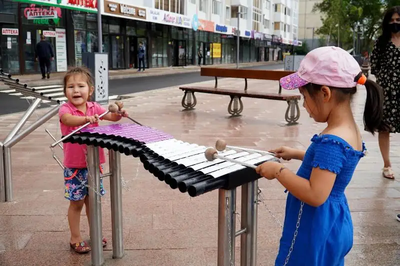 Рояль и лавки с нотами установили в столичном сквере