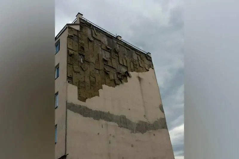 Сорванную ветром облицовку жилого дома восстановили в Алматы