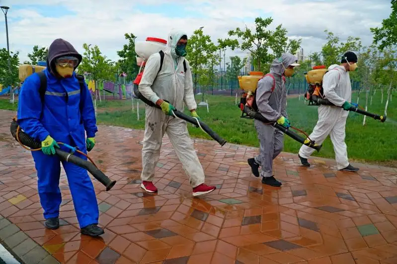 Парки, скверы, общественные пространства обрабатывают от коронавируса в столице
