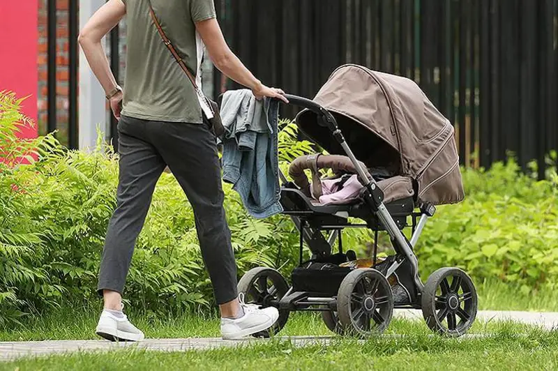 Супруги вывозили украденную из столичных ТРЦ одежду в детской коляске