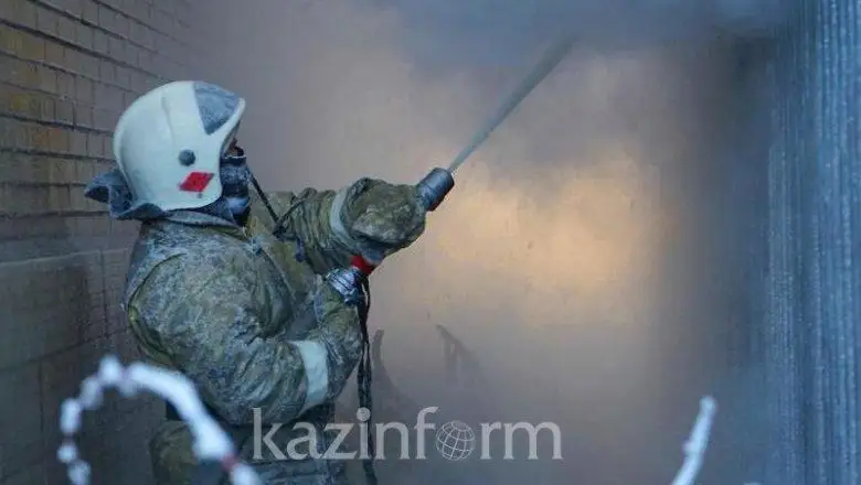 11 человек спасли из  задымленного общежития в Алматы