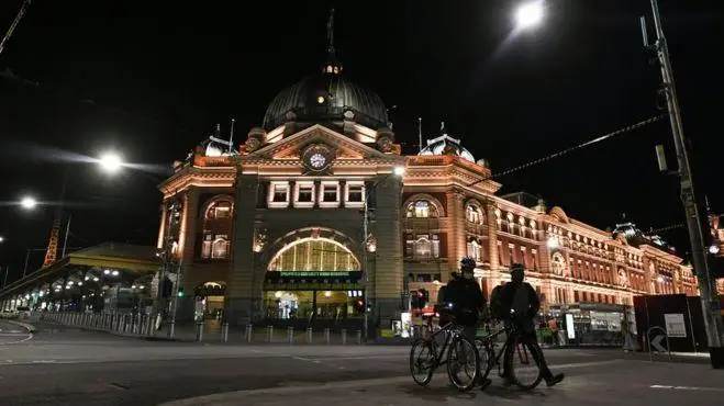 Коронавирус в мире: число заболевших приближается к 18 миллионам, полный локдаун в Мельбурне