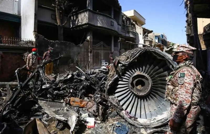 Причиной авиакатастрофы в Пакистане с 98 жертвами названы «непрофессиональные действия пилота»