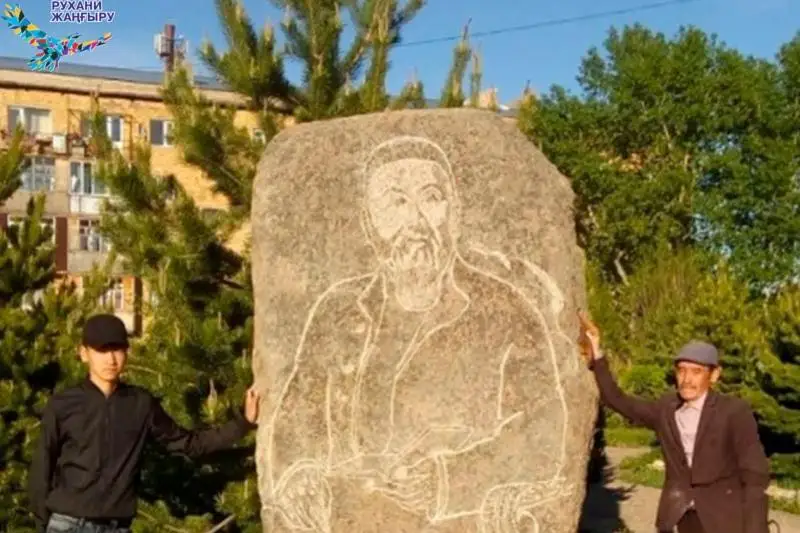 Памятный камень с портретом Абая установили в Каркаралинске