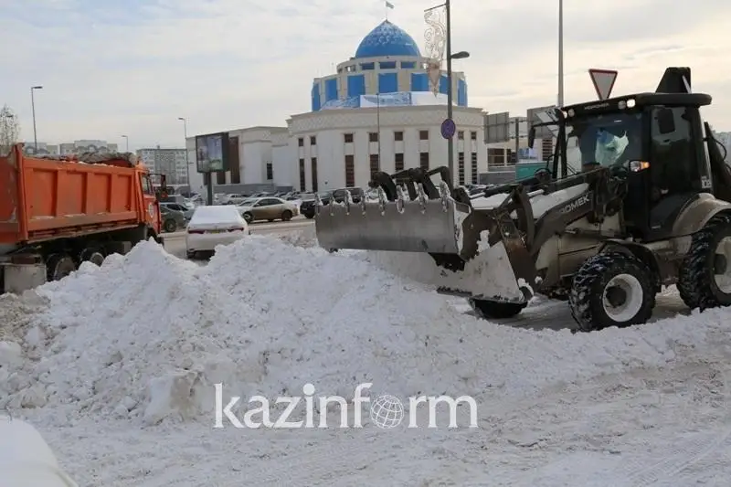 На уборке снега в Нур-Султане работают 1 700 единиц техники