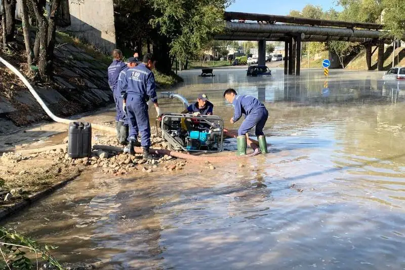 Из-за порыва теплотрассы затопило улицу в Алматы