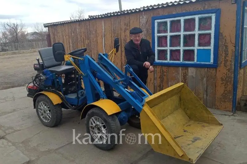 Школьный учитель сконструировал и собрал 7 тракторов в Павлодарской области