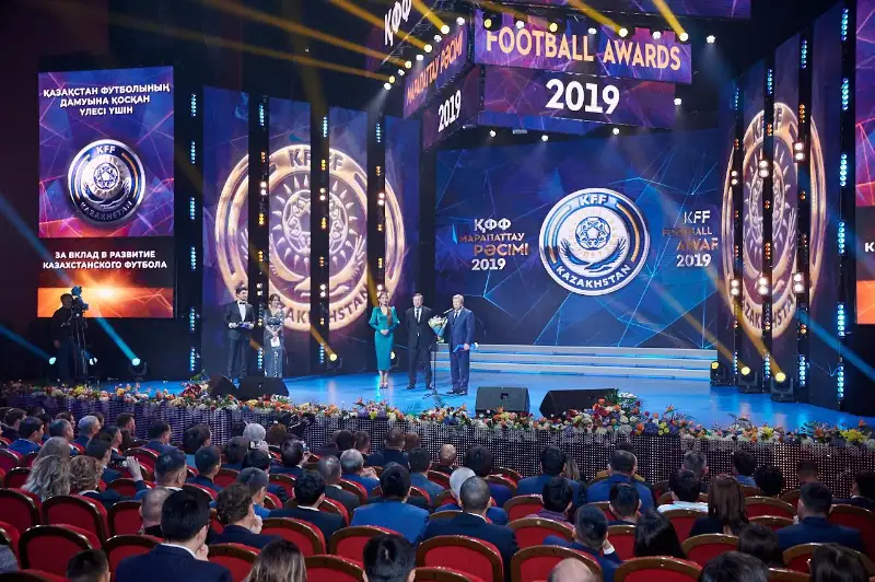 Лучшие игроки и тренеры награждены по итогам футбольного сезона-2019