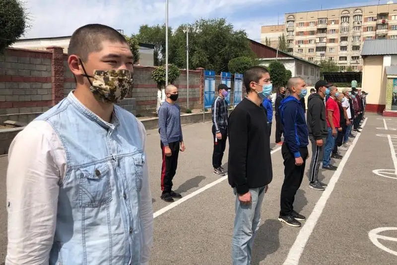 Первые призывники отправились на воинскую службу из Алматы