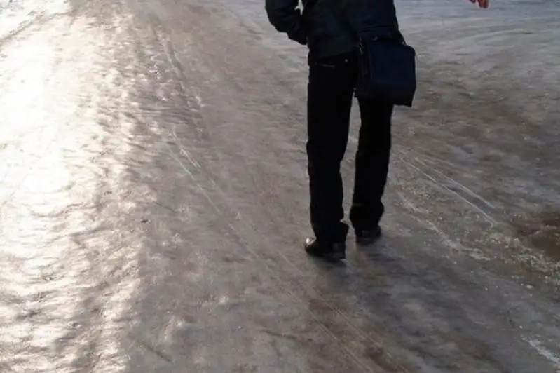 Из-за гололеда в Усть-Каменогорске пострадали свыше 130 человек