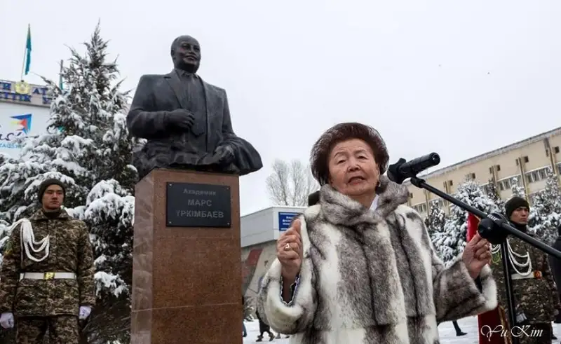 Память о ректоре Марсе Уркумбаеве чтят в Таразском госуниверситете имени М.-Х. Дулати