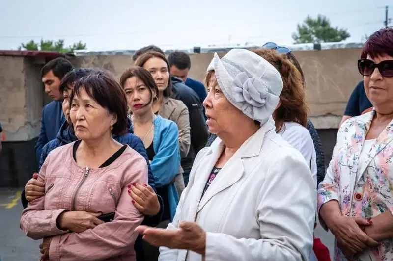 Аким столицы посетил проблемный жилой комплекс