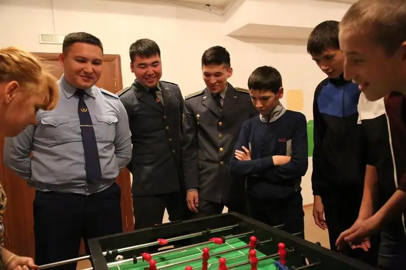 Выпускники летного института подарили спортинвентарь особенным детям