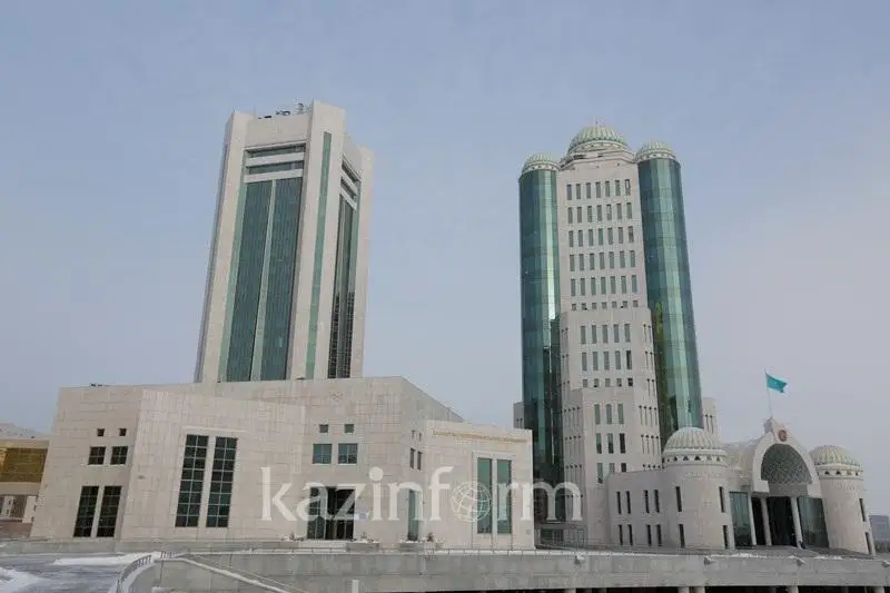 В Сенате приняли закон по защите прав работников наемного труда