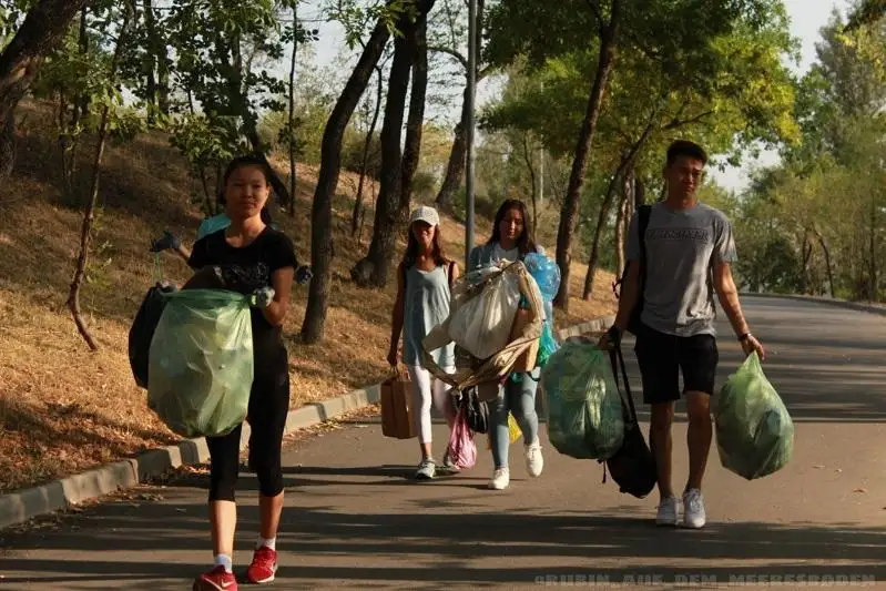 Волонтеры Алматы совместили пробежку с уборкой мусора