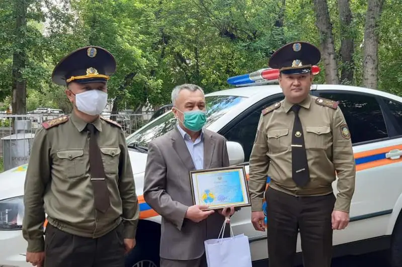 Двух детей из горящей машины вызволил житель столицы