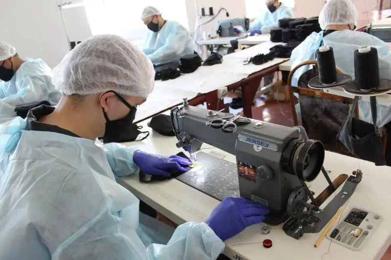 Заключенный сшил защитные маски жене и дочке