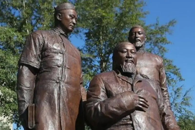 Памятник Абаю с сыновьями впервые показали в Семее