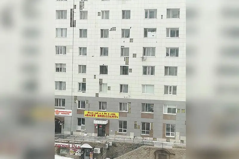 Жители столичного ЖК пожаловались акиму на упадочное состояние фасада дома