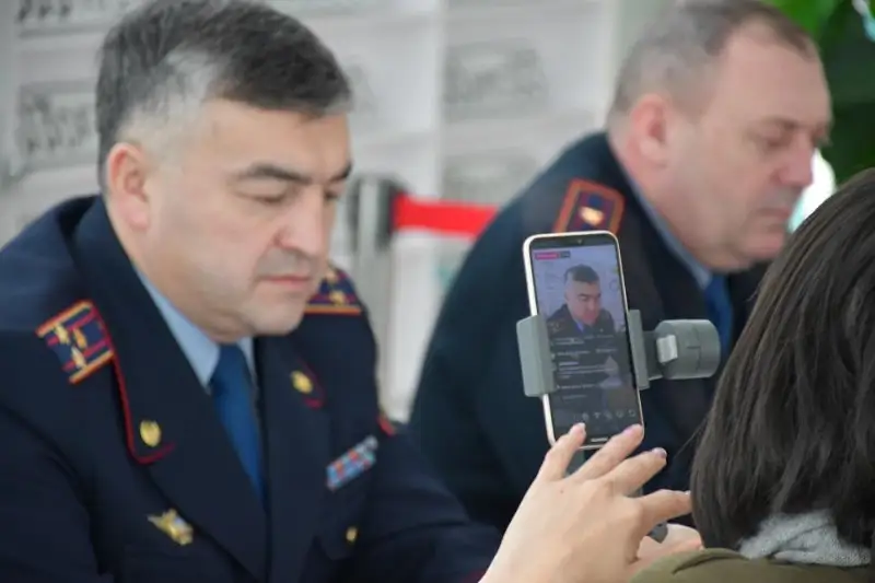 Акмолинские полицейские консультируют автовладельцев в прямом эфире  в Instagram