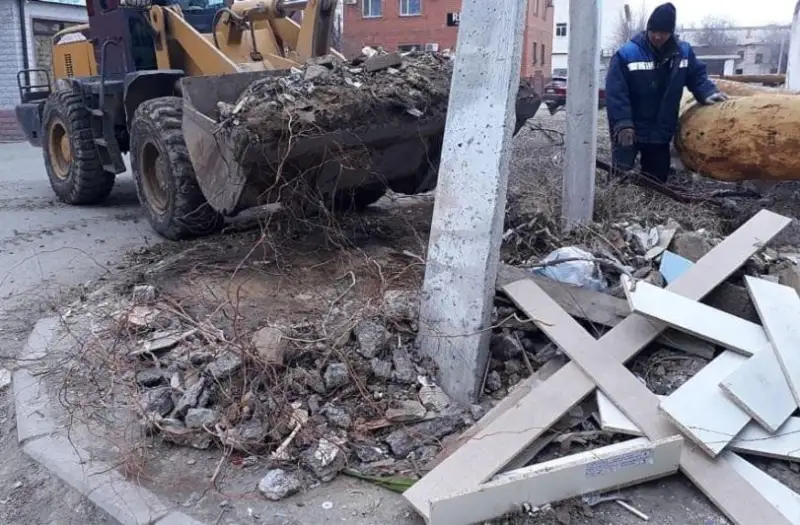 Из Атырау вывезли 500 тонн строительных отходов
