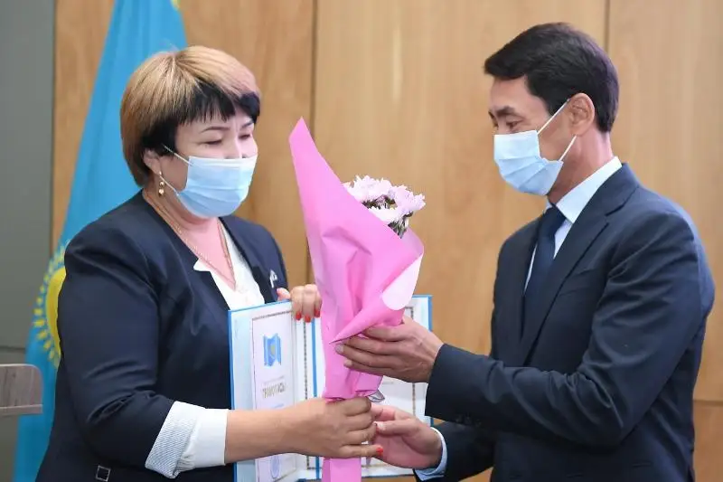 Награждение лучших педагогов Туркестанской области состоялось в преддверии дня учителя