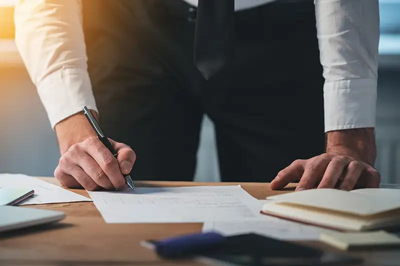 Если работодатель заставляет выходить на работу людей старше 55 лет, можно обратиться в полицию - Минюст