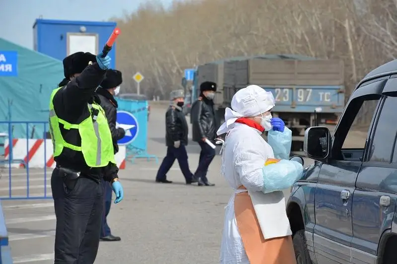 Измеряют температуру и проводят опрос на блокпостах в Петропавловске