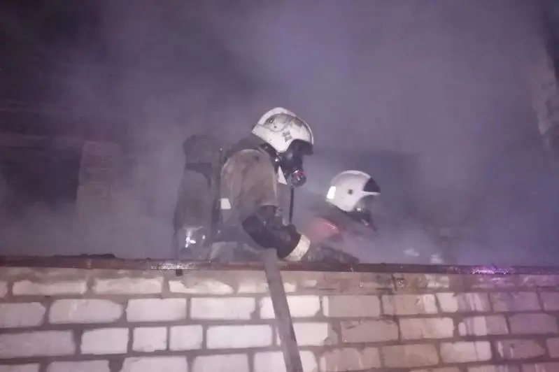 Пожарный вынес ребенка из задымленного подъезда в Семее