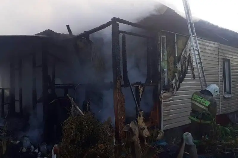 Пожарные вынесли женщину из горящего дома в Усть-Каменогорске