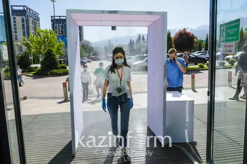 Вирус может оседать на верхней одежде - главный санврач Алматы