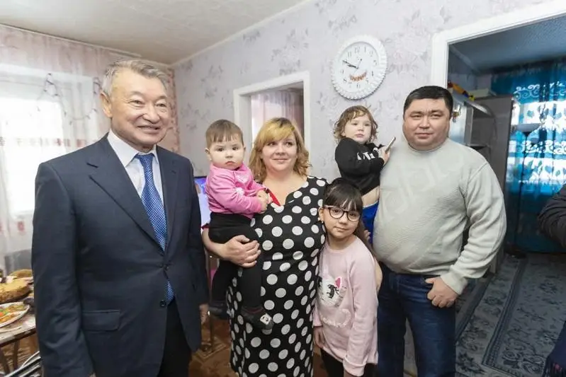 Даниал Ахметов поздравил семьи в районе Алтай с Днем Первого Президента