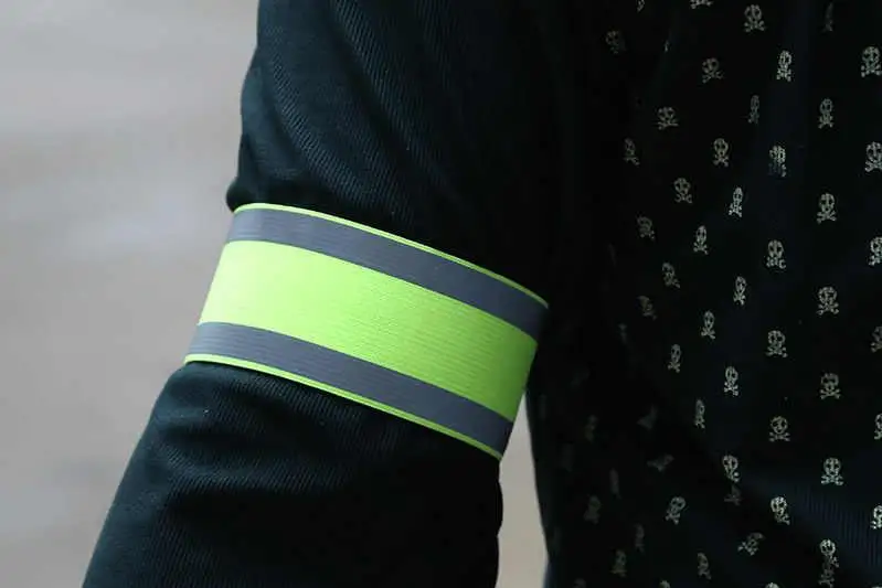 Полицейские просят граждан носить ночью светоотражающие элементы на одежде