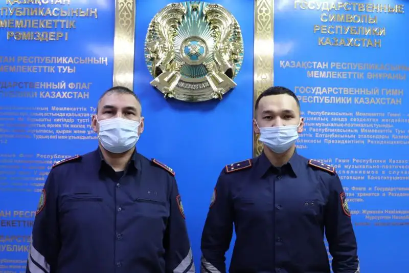 Не считаем себя героями – полицейские рассказали, как спасли женщину-инвалида из полыхавшего дома в ВКО