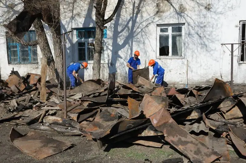 Пострадавший от пожара многоквартирный дом восстанавливают в Семее
