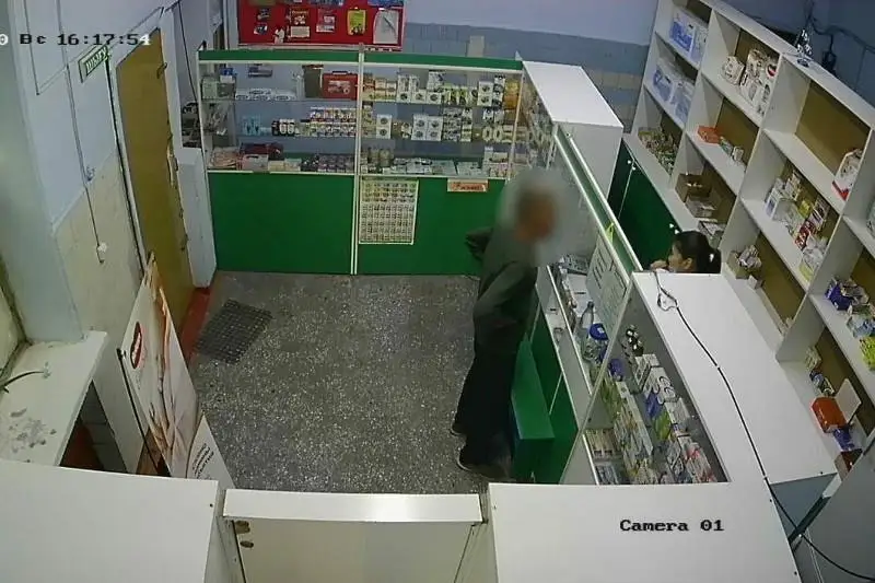 Видео с дерзким ограблением аптеки показала полиция Семея