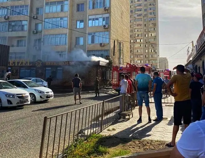 В Атырау сгорел пивной бар в многоэтажке