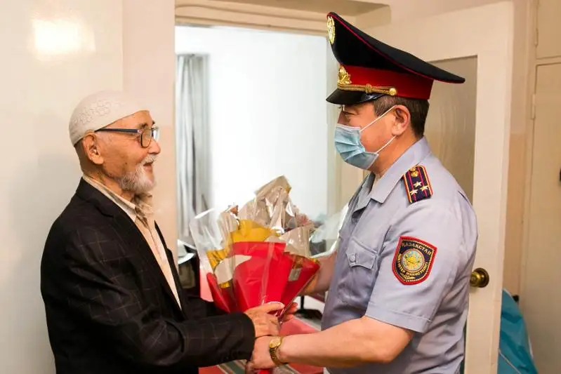 Мы не забываем о старшем поколении - полицейские Восточного Казахстана