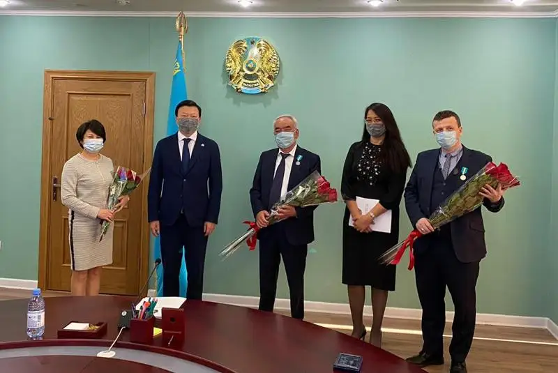 Алексей Цой вручил медали в честь 25-летия Конституции РК