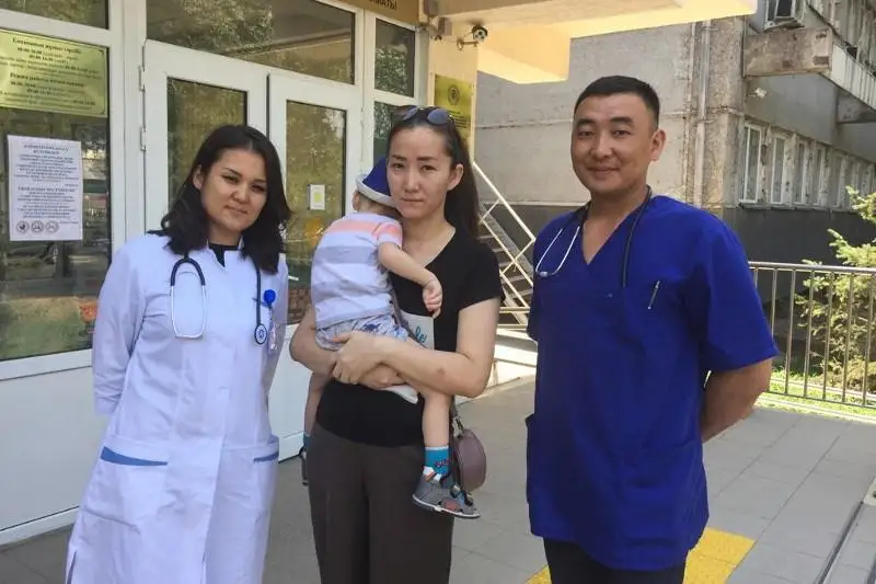 Поперхнувшегося конфеткой ребенка спасли врачи в Алматы