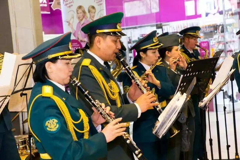 Флешмоб военного оркестра прошел в Алматы