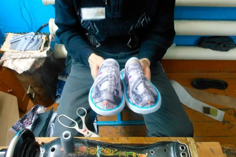 Осуждённый за убийство сшил тапочки для пожилых людей в Павлодаре