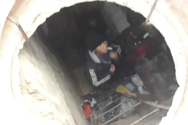 Павлодарская полиция нашла около 100 бродяг в колодцах теплотрасс