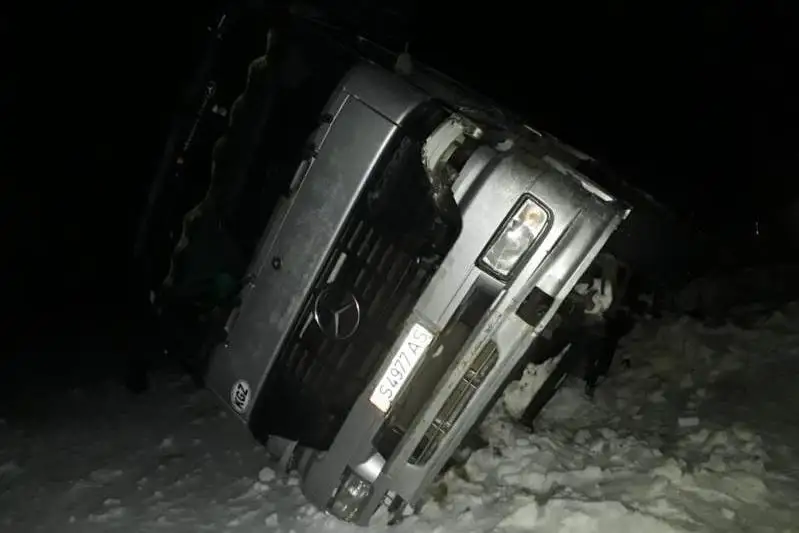 Трое суток в кювете лежит грузовая фура в Актюбинской области