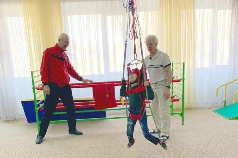 Автор уникального тренажера для детей с ДЦП Юхан Гросс провел мастер-класс в Туркестане