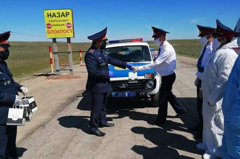 Полицейским на блокпостах подарили памятные подарки в Караганде